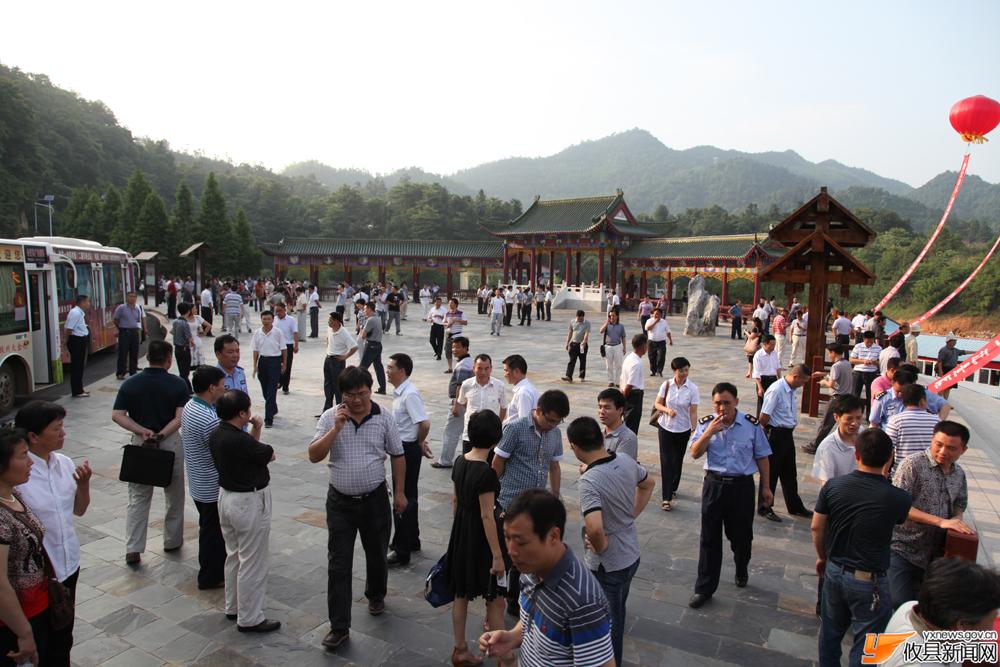 党代会代表参观酒埠江风景区