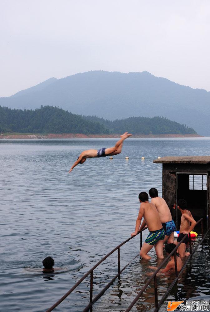 酒江泳图