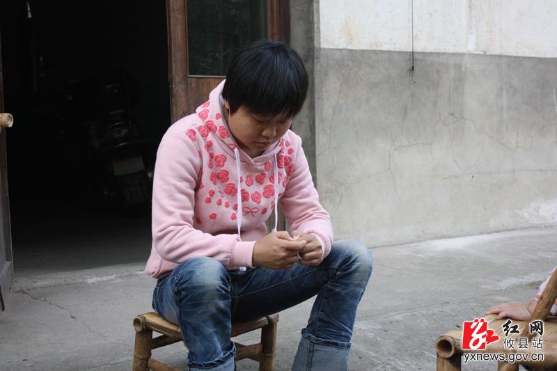 余爱华、罗秋红在家的照片
