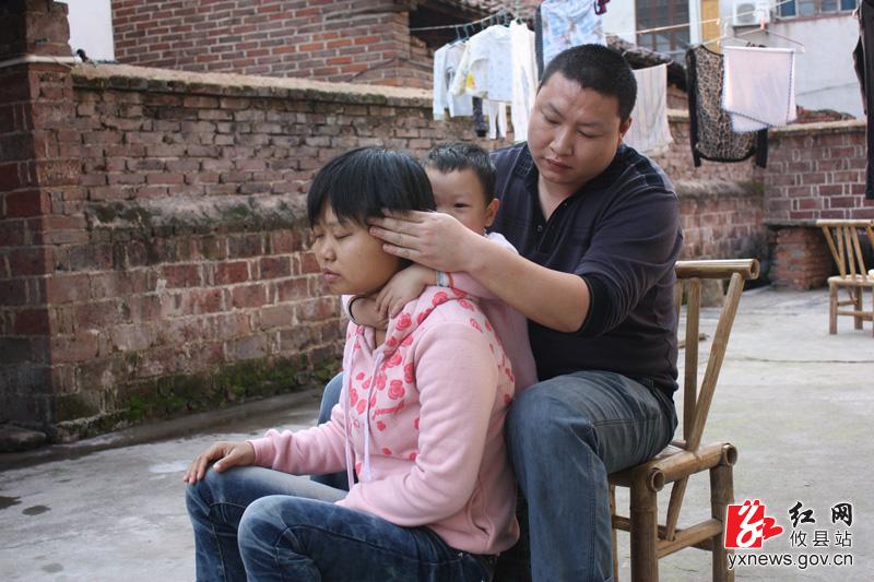 余爱华、罗秋红在家的照片