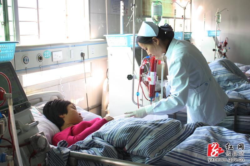 余爱华陪妻子罗秋红在医院做透析