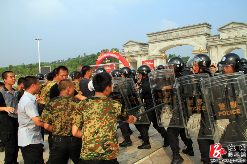 【陈轶峰摄影】攸县公安局巡特警汇报演练暨城区动态巡逻处警启动仪式