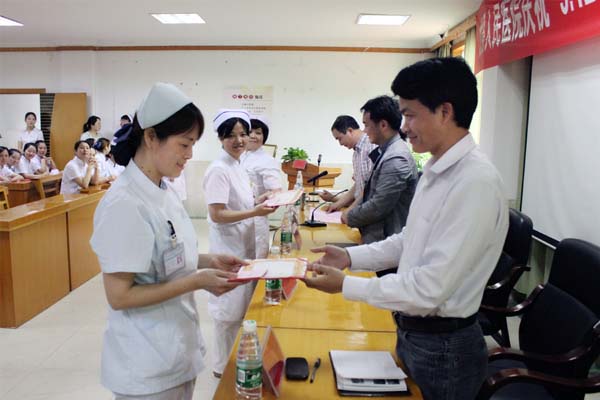 人民医院庆祝“5.12”护士节暨授帽仪式