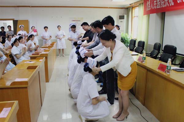 人民医院庆祝“5.12”护士节暨授帽仪式