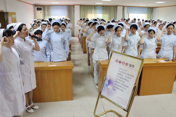 人民医院庆祝“5.12”护士节暨授帽仪式