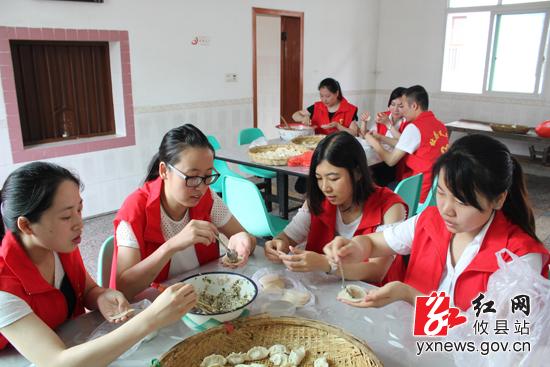 文明单位开展志愿服务照片