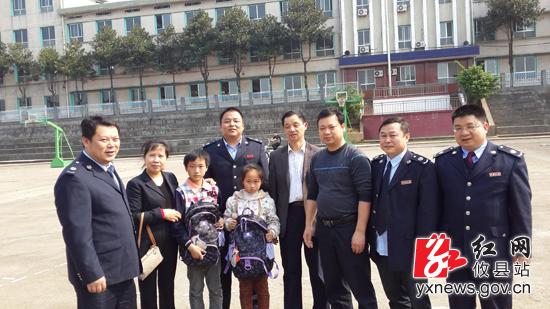 文明单位开展志愿服务照片