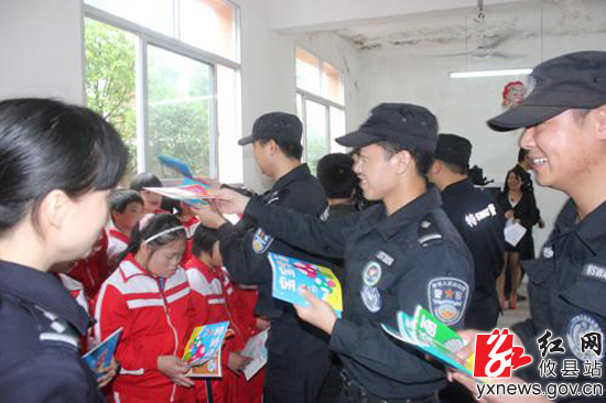 文明单位开展志愿服务照片
