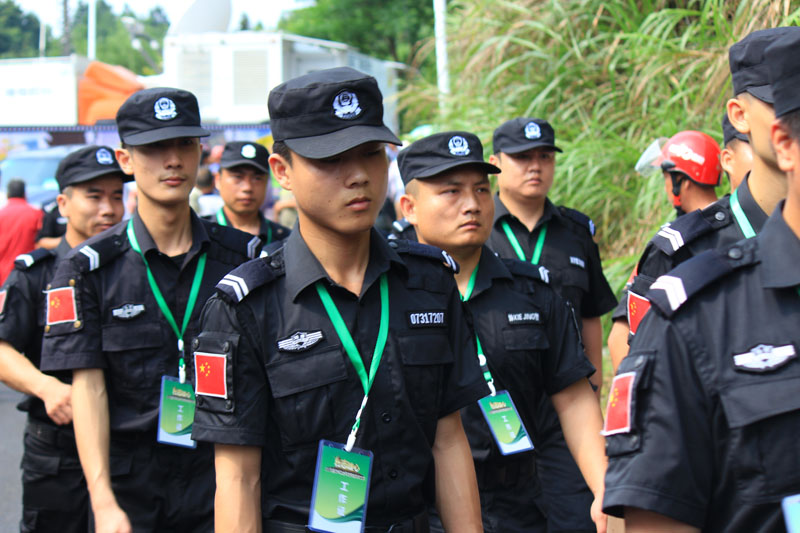攸县“全球走钢丝大赛”：选手提前秀绝技