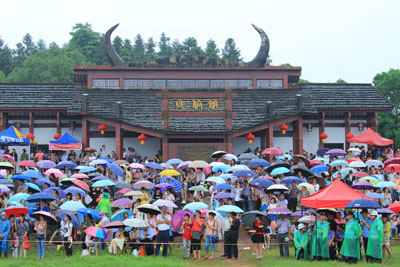 攸县“全球走钢丝大赛”：赛买提•艾散赢“倒走竞速王”桂冠