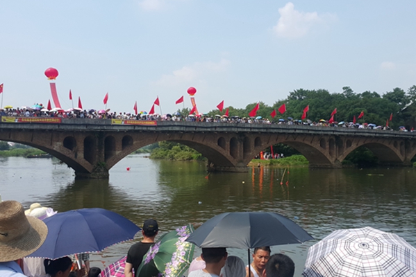 我们的节日：劈波斩浪 龙舟竞速好热闹！