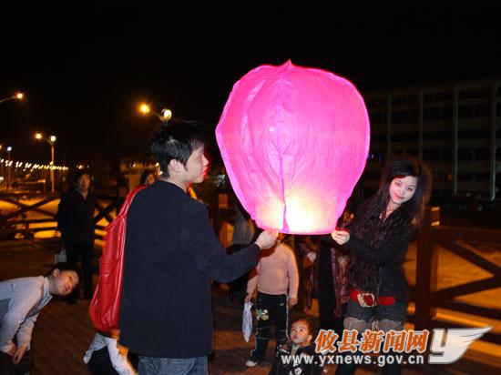 全面完工不仅给市民创造了一个全新的休闲空间,还给年轻人燃放孔明灯