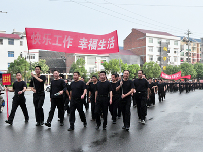 公安民警健步行 倡导健康文明生活