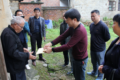 进村入户送温暖  精准扶贫得民心——县人民医院走访慰问大田村贫困户