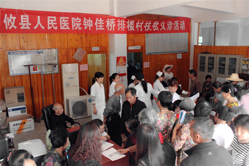专家义诊进乡村 健康服务送上门——我院医护专家团走进钟家桥排楼村开展扶贫义诊活动