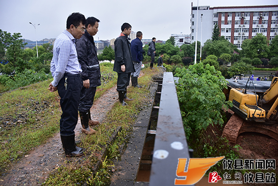 副县长王卓文在高排渠现场指挥抢险