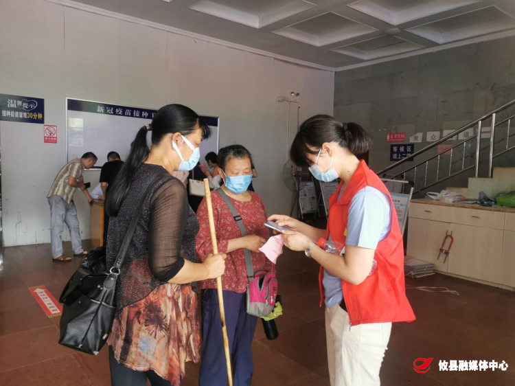 【攸县党旗下的新时代文明实践：我为群众办实事】联星街道百花社区志愿者助力新冠疫苗接种工作