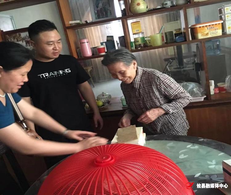 【攸县党旗下的新文明实践活动：我为群众办实事】联星街道富康社区开展“七一”走访慰问活动
