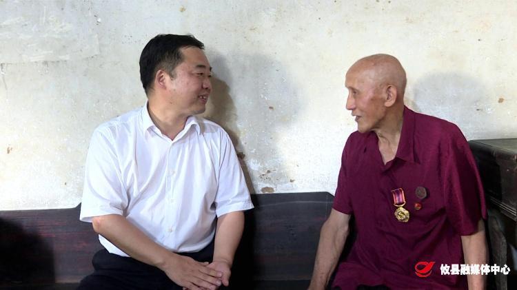李鹏程走访慰问老党员并颁发“光荣在党50年”纪念章