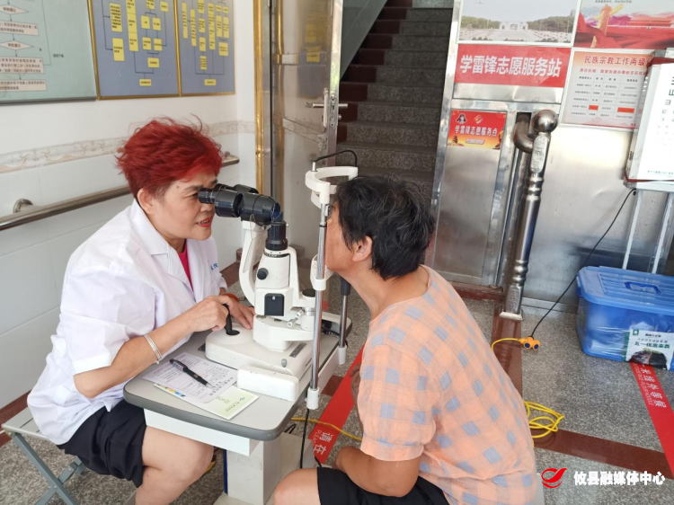 【攸县党旗下的新时代文明实践：我为群众办实事】联星街道百花社区为老年人开展免费白内障筛查活动