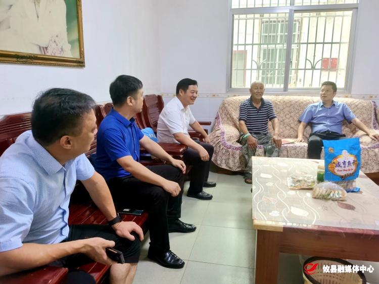 文毅走访慰问退伍伤残军人