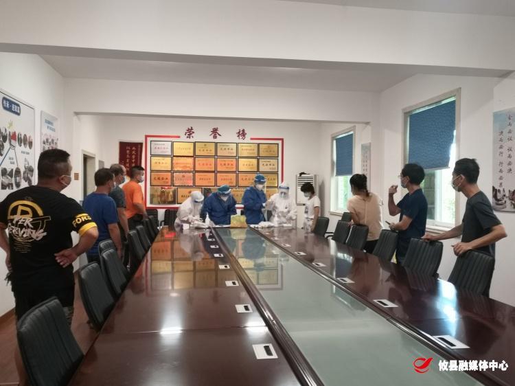 同心抗疫丨攸县高新区组织医务人员为园区企业提供核酸检测上门服务