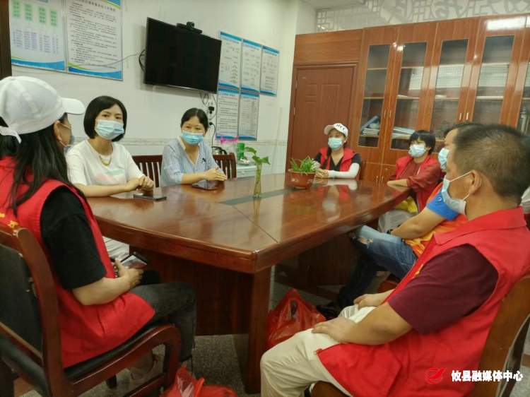 在百花社区,易晓红组织志愿者召开了现场座谈会,详细