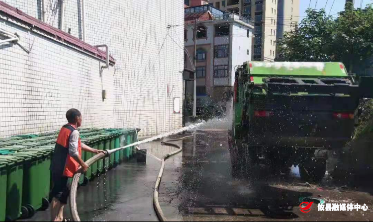 城管局：环卫工人清洗垃圾容器 打造城市风景线