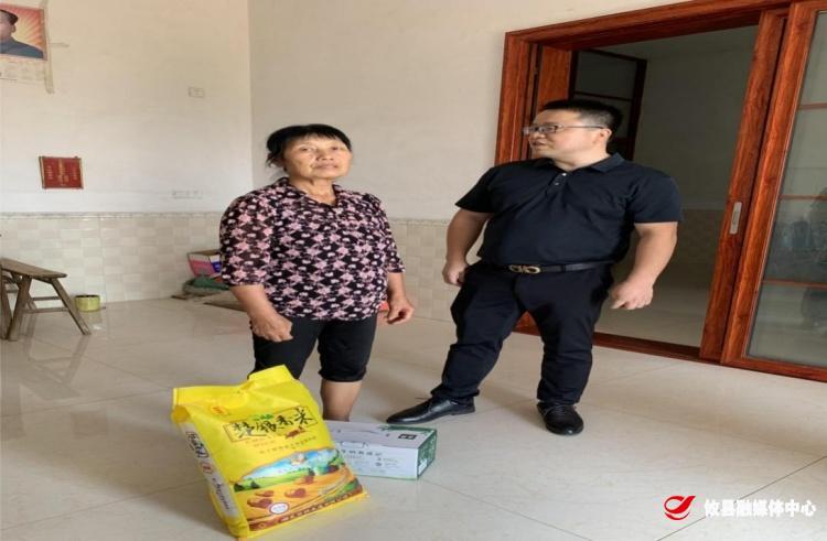 【攸县党旗下的新时代文明实践：我为群众办实事】联星街道沙陵陂村：结对帮扶送爱心物品