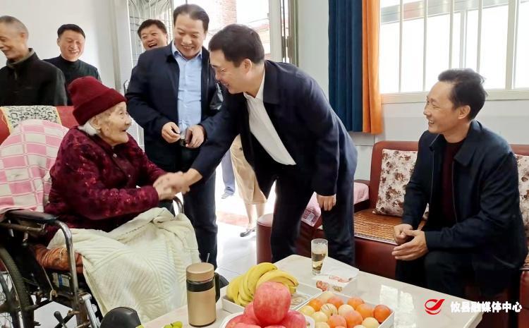 李鹏程看望慰问百岁老人