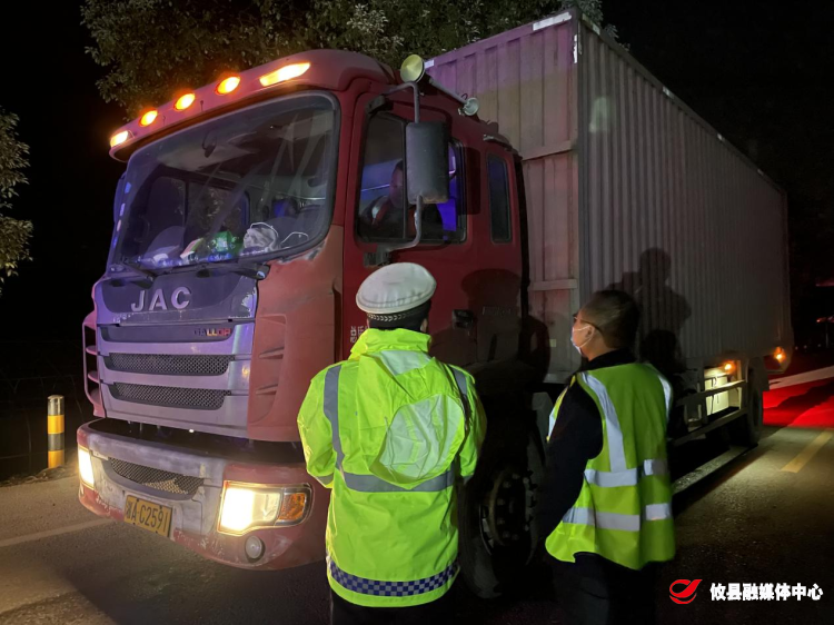 同心战疫 |“两查两问” 不漏一人！菜花坪镇对道路进行设卡检查