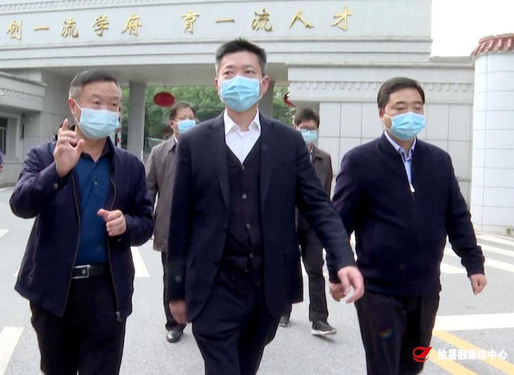 胡长春深入学校及园区部分企业检查指导我县疫情防控工作
