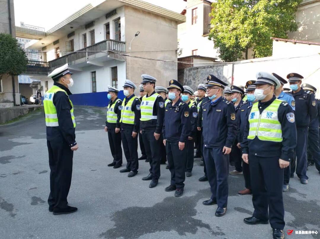 攸县交警、城管联合整治 拆除非法加装雨棚263顶