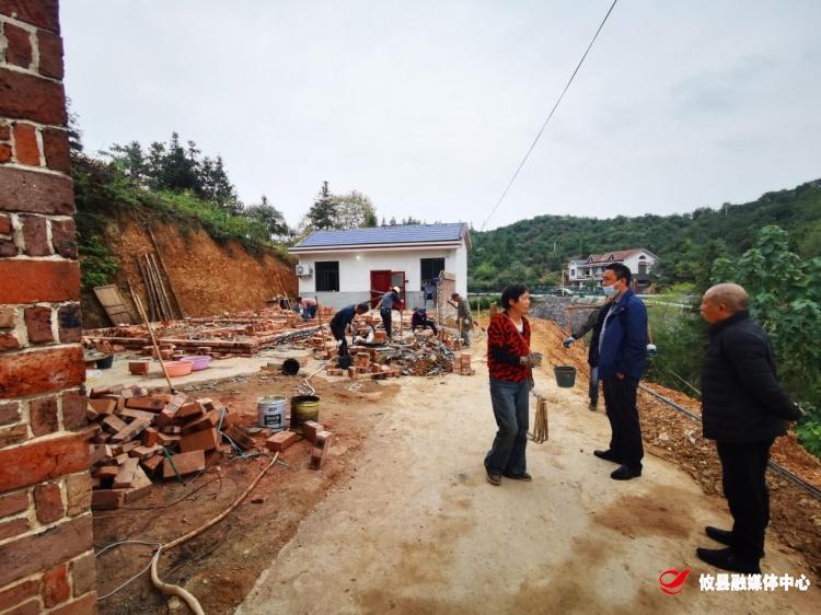 桃水镇：拆违控违为合法建房保驾护航