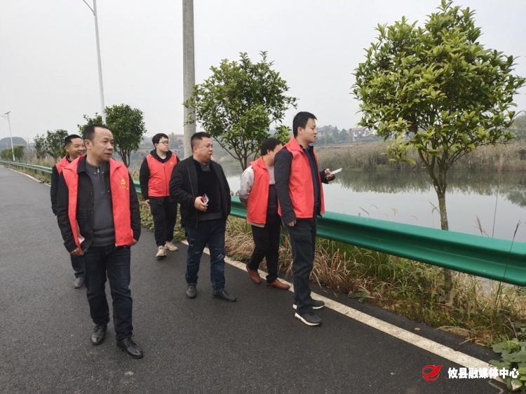酒埠江镇开展“走起！跟着河长去巡河”活动