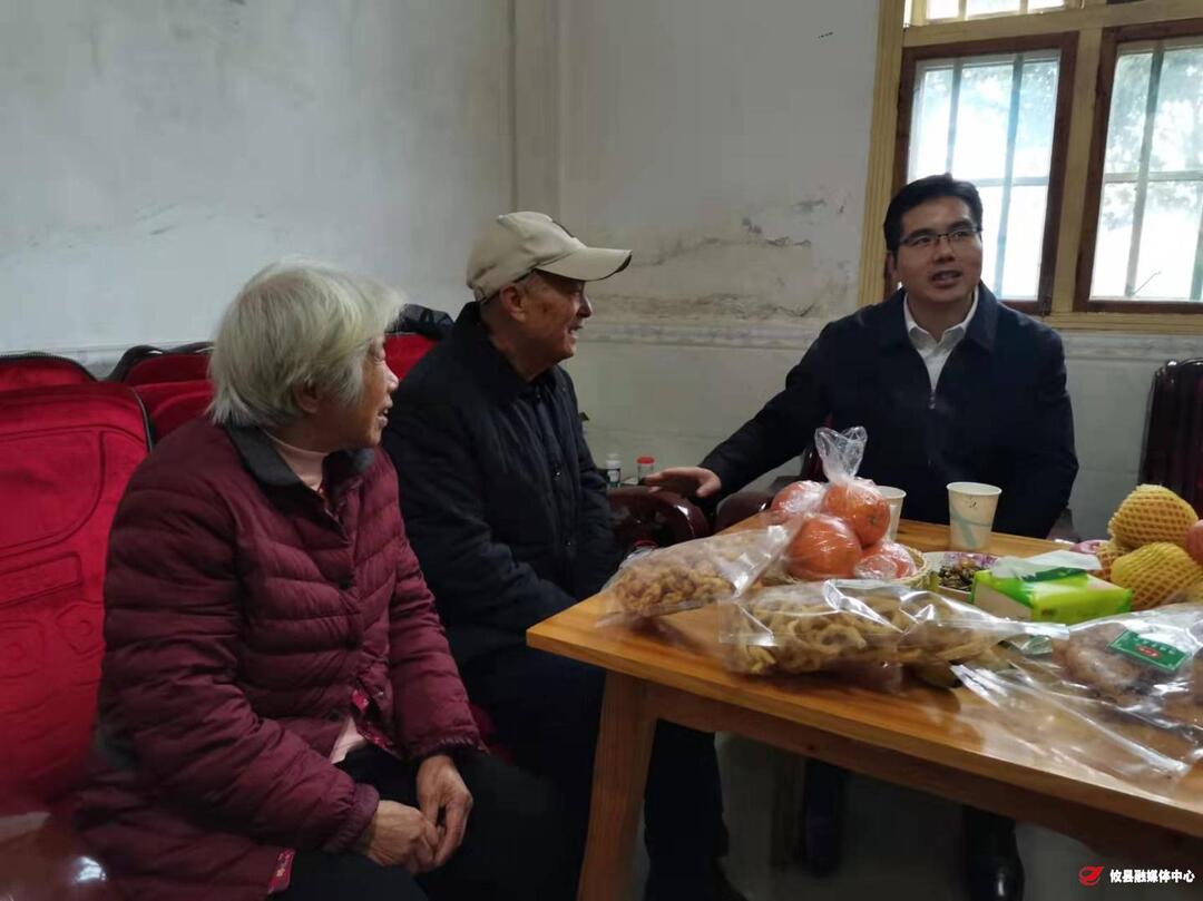 春节将至 武挪强走访慰问全国道德模范和离退休老干部