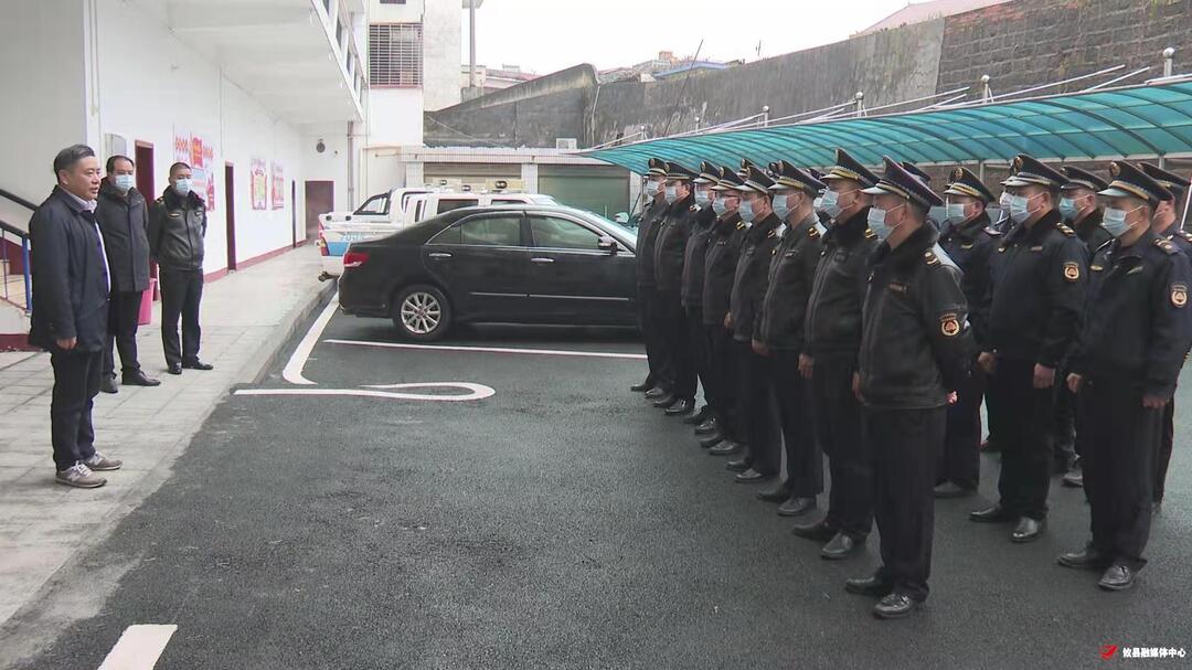 县领导除夕走访慰问城管执法队员和环卫工人