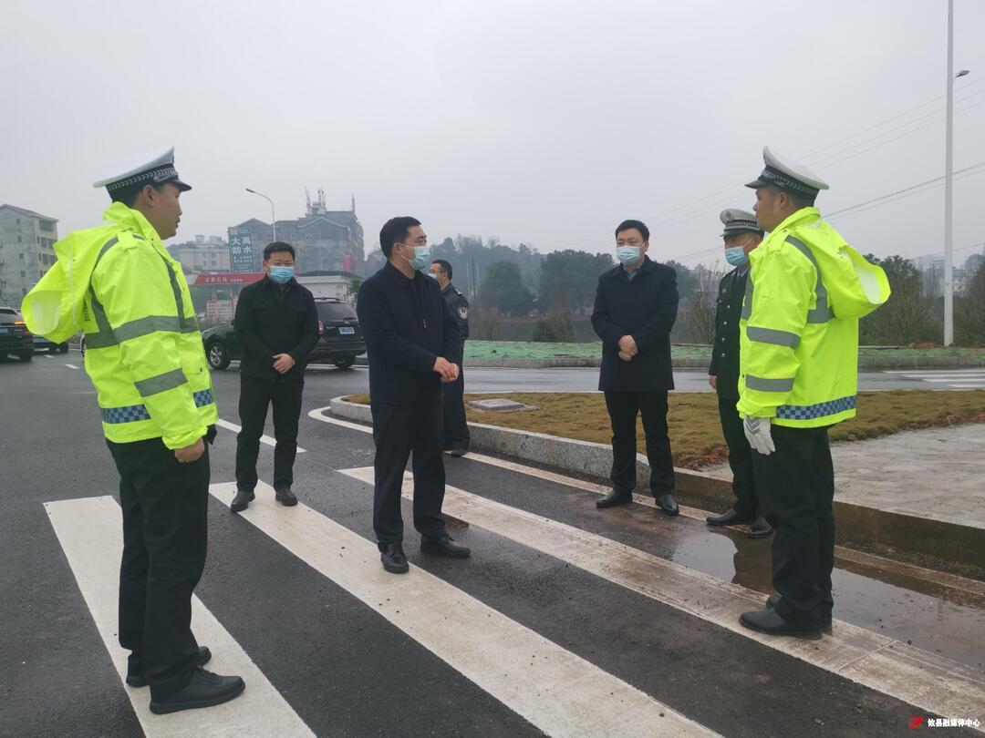 大年初一 县委书记李鹏程看望慰问坚守岗位一线干部职工