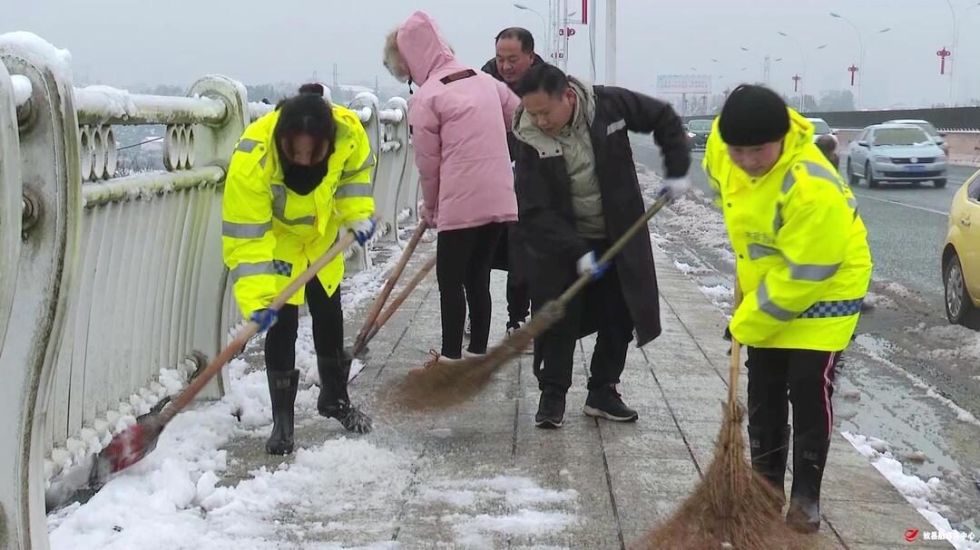 攸县城管部门撒盐除雪保障市民出行安全