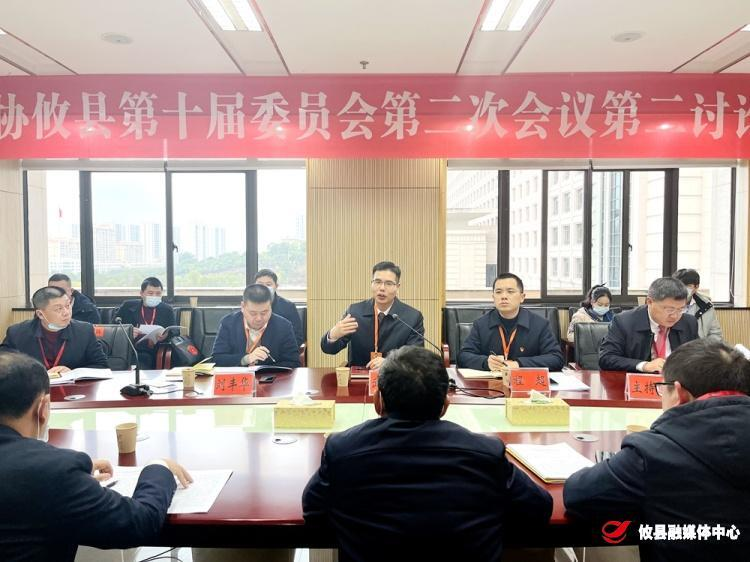 【两会进行时·攸州雄风起】武挪强参加政协委员联组讨论