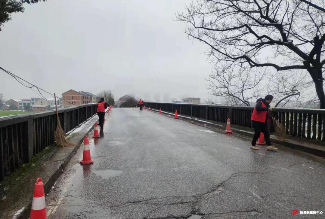 春联街道：党员干部齐上阵 扫雪除冰暖人心