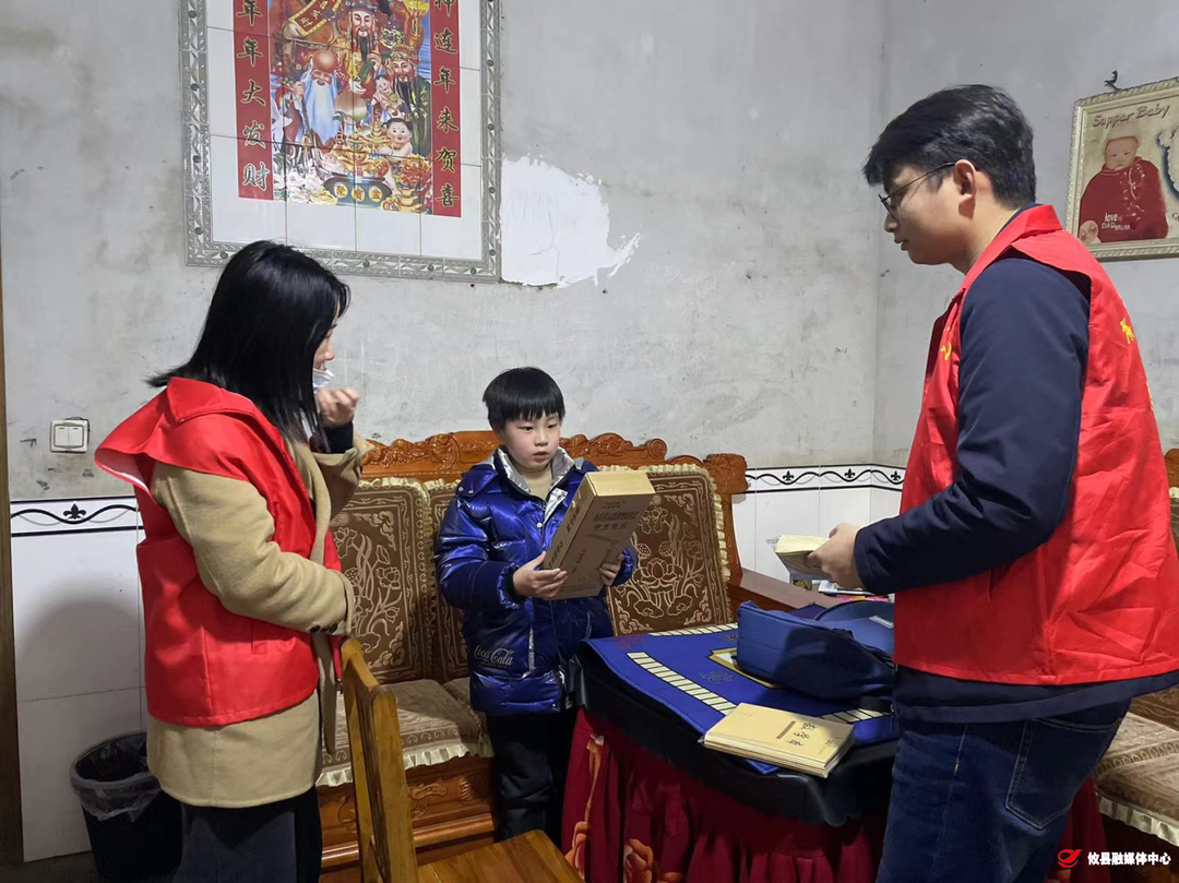 【党旗下的新时代文明实践：学雷锋 做先锋】莲塘坳镇盘联村开展“悠悠助学行 温暖学子心”志愿服务活动
