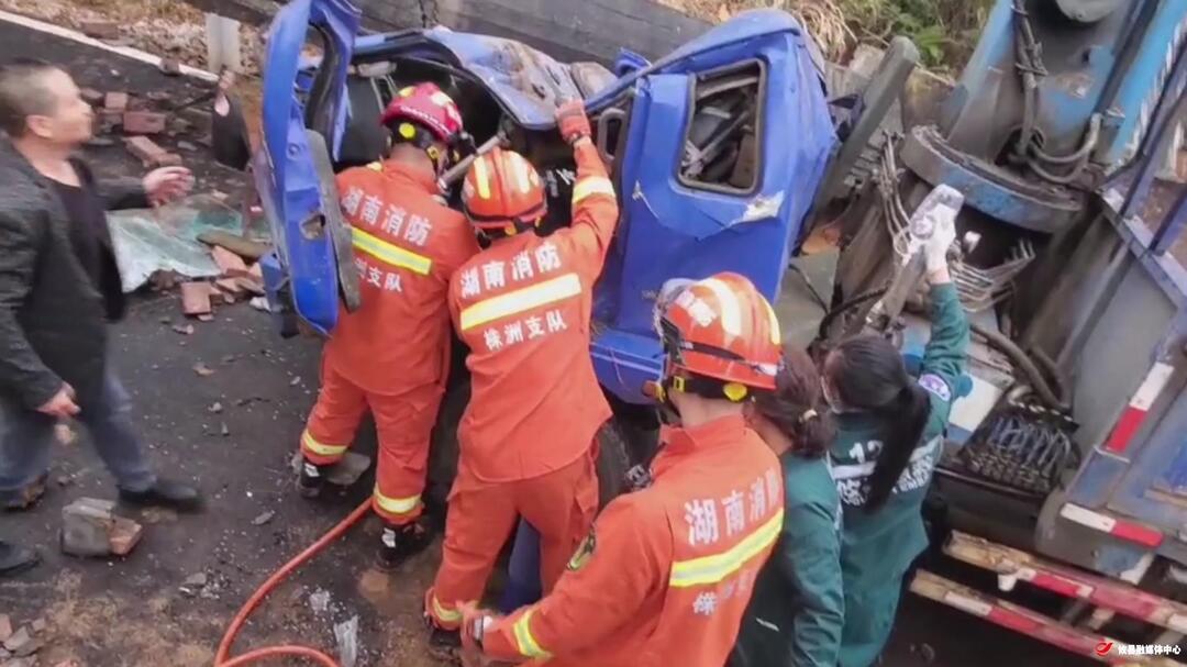 吊车撞翻水渠司机被卡 攸县消防交警紧急救援