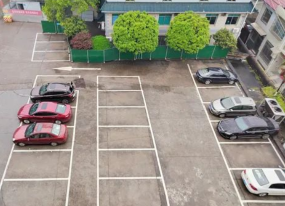【为民办实事】职工主动让车位，缓解群众停车难