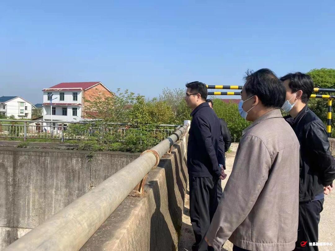 武挪强巡河并督导防汛备汛工作