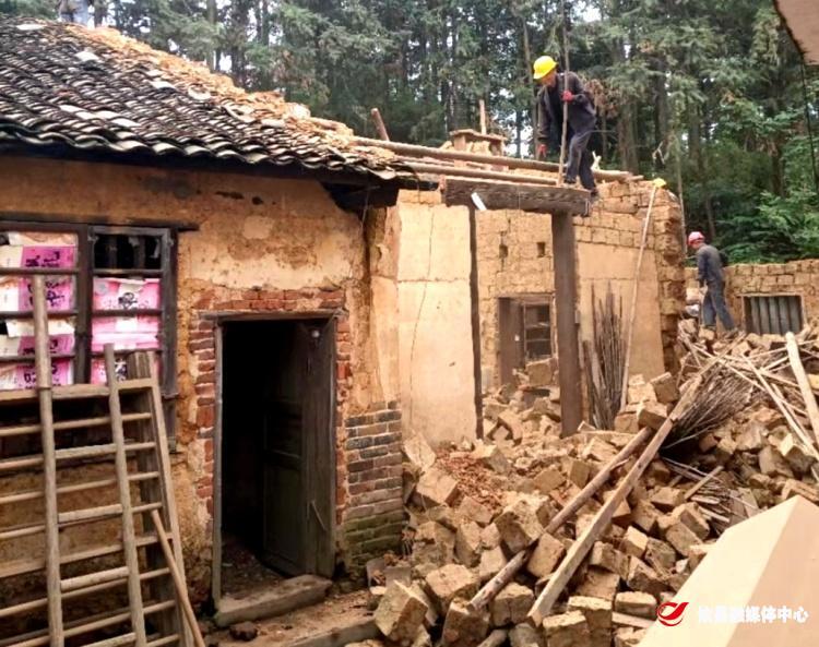 鸾山镇：筑牢自建房安全防线 依法拆除存在安全隐患的自建房