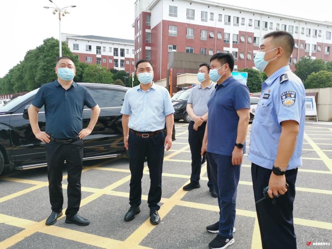 李鹏程督导高考考务工作 祝全县考生考出好成绩