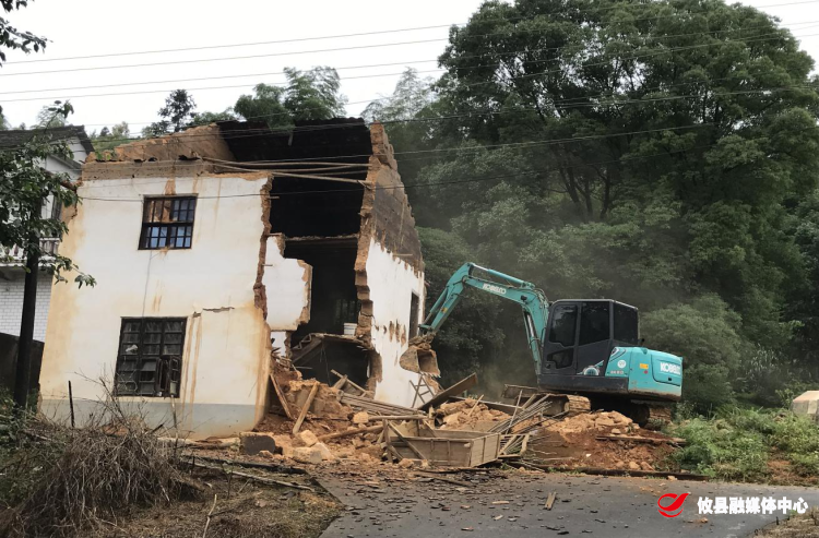 莲塘坳镇依法拆除一处有安全隐患的自建房