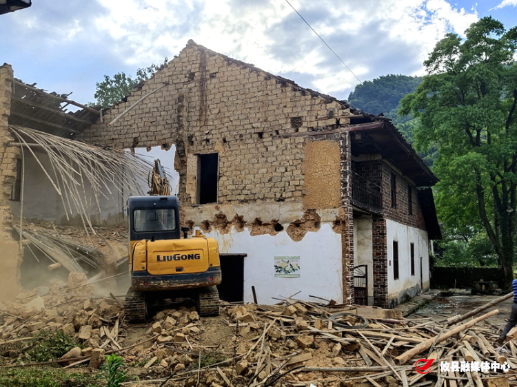 鸾山镇：群众安全无小事，危房拆除暖民心