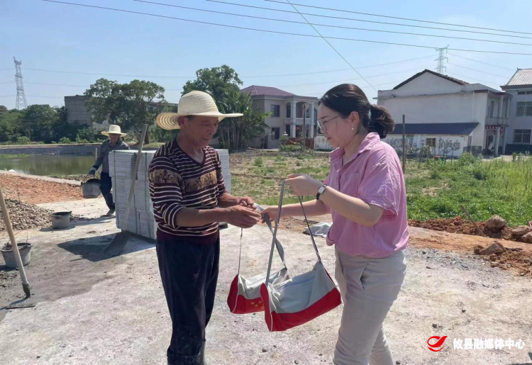 网岭镇工会给最美建设者送去夏日“清凉”